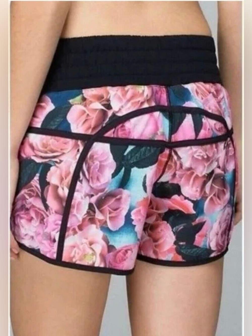 Lululemon Tracker Short in the Secret Garden/Black print